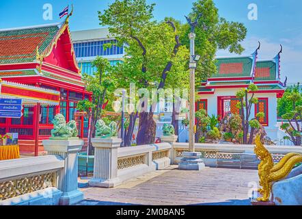 Die farbenfrohen Fliesendächer und goldgeschnitzten Naga-Schlangen von Wat Bowonniwet Vihara in Bangkok, Thailand Stockfoto