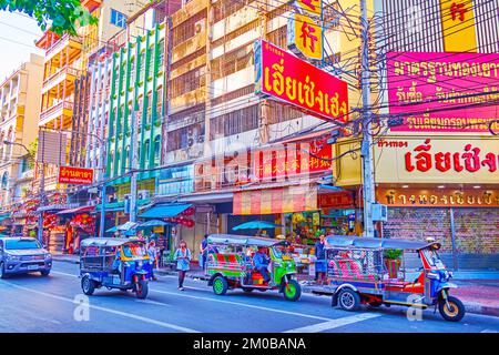 BANGKOK, THAILAND - 23. APRIL 2019: Tuk-Tuk-Taxis auf der Charoen Krung Road im Herzen von Chinatown am 23. April in Bangkok, Thailand Stockfoto