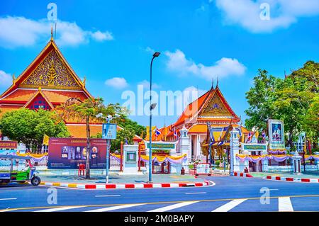 BANGKOK, THAILAND - 23. APRIL 2019: Der Haupteingang zum Nationalmuseum von Bangkok mit herausragendem Gebäude im thailändischen Stil mit vergoldeten Elementen Stockfoto