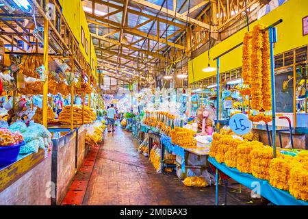 BANGKOK, THAILAND - 23. APRIL 2019: Die Gasse des Blumenmarkts Yodpiman, am 23. April in Bangkok, Thailand Stockfoto