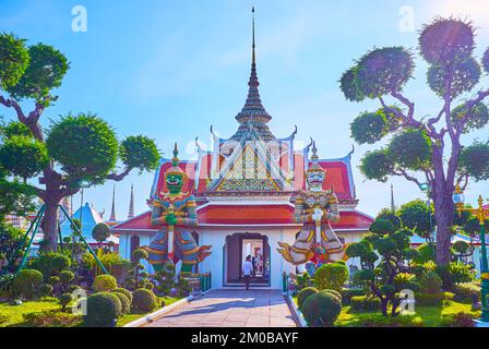 Die farbenfrohen Skulpturen der Yanksha-Dämonen-Wächter sehen Sie am Tor zum Wat Arun Komplex in Bangkok, Thailand Stockfoto