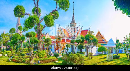 Panoramablick auf den Ziergarten und das Eingangstor mit Statuen von mythologischen Dämonen Wächtern, Yakshas, Bangkok, Thailand Stockfoto