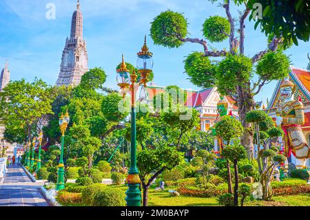 Kleiner Ziergarten mit getrimmten Bäumen und Büschen im Wat Arun Complex, Bangkok, Thailand Stockfoto