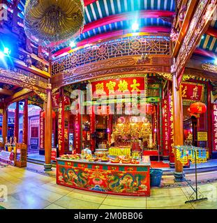 BANGKOK, THAILAND - 23. APRIL 2019: Panorama der Ordinationshalle mit Altar des Wat Mangkon Kamalawat Tempels, am 23. April in Bangkok, Thailand Stockfoto