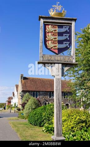 Winchelsea East Sussex Deutsche Straße Winchelsea Dorf im alten Stil Schild nach der Stadt Winchelsea Sussex England GB Europa Stockfoto