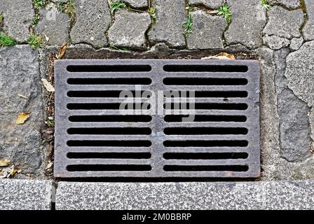 Wasserabfluss auf der Straße in Teresopolis, Rio de Janeiro, Brasilien Stockfoto