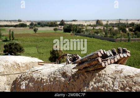 Balkh in der Provinz Balkh, Afghanistan. An der alten Stadtmauer in Balkh wurde Munition weggeworfen. Stockfoto