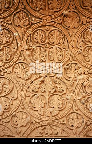 Die Haji-Piyada-Moschee (Noh Gumbad) gleich vor dem Balkh ist das älteste bekannte islamische Gebäude in Afghanistan. Detail der Stuckdekoration im Innenraum. Stockfoto