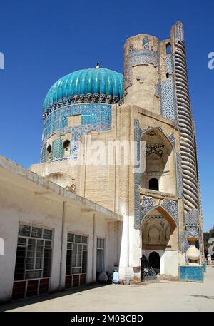 Der Schrein von Chwaja Abu Nasr Parsa (Grüne Moschee) auf dem Balkan, Afghanistan. Der Schrein ist mit Mosaiken und stilisierten kalligrafien aus dem koran dekoriert. Stockfoto