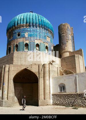 Balkh, Provinz Balkh/Afghanistan: Ein Einheimischer mit Turban geht vorbei am alten Schrein von Chwaja Abu Nasr Parsa (Grüne Moschee) Stockfoto