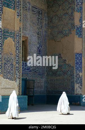 Zwei Frauen in weißen Burkas (Burkas) im Schrein von Chwaja Abu Nasr Parsa (Grüne Moschee) in Balkh, Afghanistan. Stockfoto