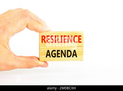 Symbol für Resilienz-Agenda. Konzeptwort „Resilience Agenda“ auf Holzblöcken getippt. Wunderschöner weißer Tischhintergrund. Geschäftsmannshand. Geschäft an Stockfoto