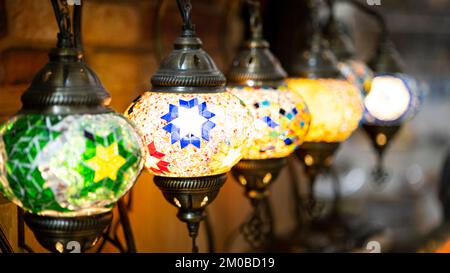 Im Großen Basar von Istanbul verkaufte Beleuchtungsprodukte, traditionelle türkische Lampen, touristische Geschenke Stockfoto