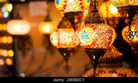 Im Großen Basar von Istanbul verkaufte Beleuchtungsprodukte, traditionelle türkische Lampen, touristische Geschenke Stockfoto