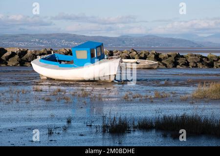 Blaues Boot bei Ebbe auf Morecambe Bay Lancashire England Stockfoto