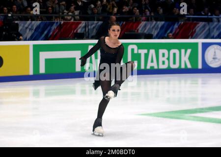 Sankt Petersburg, Russland. 04.. Dezember 2022. Kamila Valieva tritt während der russischen Eiskunstlauf-Meisterschaft 2022 im Yubileyny Sports Palace auf. (Foto: Maksim Konstantinov/SOPA Images/Sipa USA) Guthaben: SIPA USA/Alamy Live News Stockfoto