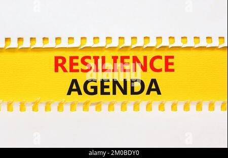 Symbol für Resilienz-Agenda. Konzeptwort „Resilience“-Agenda in Gelb- und Whitepaper. Wunderschöner gelb-weißer Hintergrund. Geschäft und Wohnraum Stockfoto