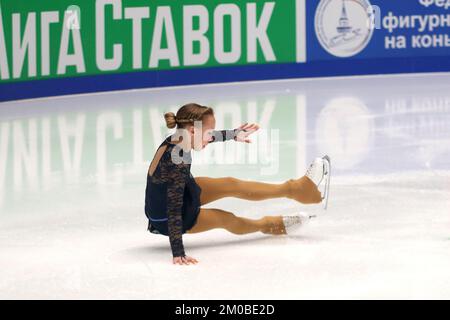 Sankt Petersburg, Russland. 04.. Dezember 2022. Alisa Dvoeglazova tritt während der russischen Eiskunstlauf-Meisterschaft 2022 im Yubileyny Sports Palace auf. (Foto: Maksim Konstantinov/SOPA Images/Sipa USA) Guthaben: SIPA USA/Alamy Live News Stockfoto