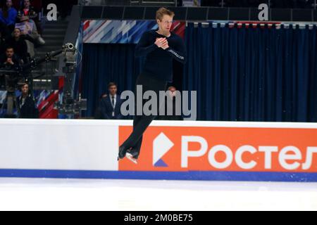 Sankt Petersburg, Russland. 04.. Dezember 2022. Alexander Samarin tritt während der russischen Eiskunstlauf-Meisterschaft 2022 im Yubileyny Sports Palace auf. (Foto: Maksim Konstantinov/SOPA Images/Sipa USA) Guthaben: SIPA USA/Alamy Live News Stockfoto