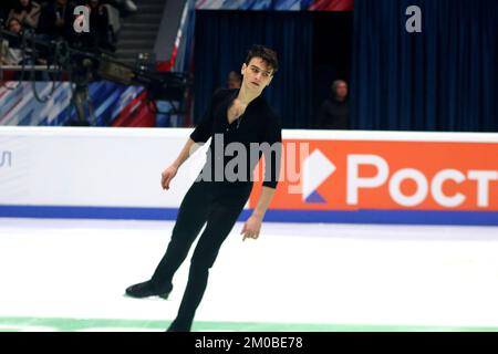 Sankt Petersburg, Russland. 04.. Dezember 2022. Makar Ignatov tritt während der russischen Eiskunstlauf-Meisterschaft 2022 im Yubileyny Sports Palace auf. (Foto: Maksim Konstantinov/SOPA Images/Sipa USA) Guthaben: SIPA USA/Alamy Live News Stockfoto