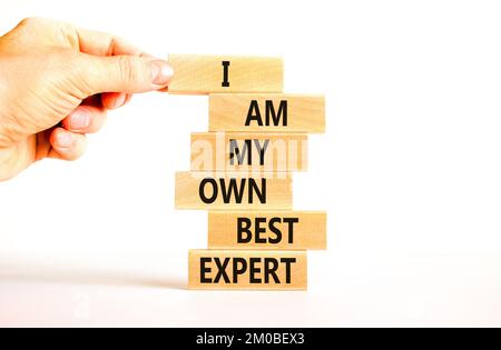 Ich bin mein eigenes bestes Expertensymbol. Konzeptworte Ich bin mein eigener bester Experte für Holzklötze auf einem schönen weißen Tisch mit weißem Hintergrund. Geschäftsmann Hand. Stockfoto