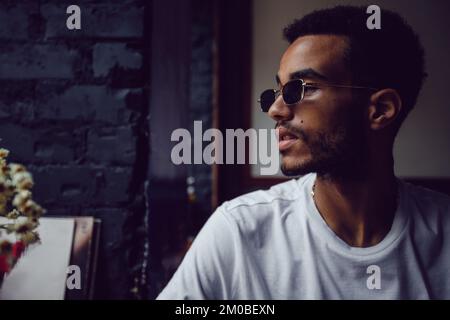 Porträt eines afroamerikanischen Mannes mit Sonnenbrille. Stockfoto