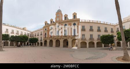 Alméria Spanien - 09 15 2021 Uhr: Panoramablick auf die Fassade des Almeria City Council Building, ein klassisches Gebäude im ekletischen Stil, das sich auf dem Constitution squa befindet Stockfoto