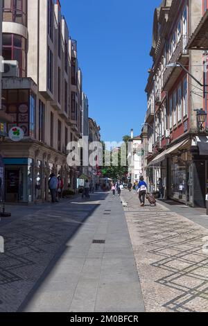 Viseu / Portugal - 05/08/2021 : Blick auf die Formosa Straße, berühmt für Straßengeschäfte und Straßengeschäfte, in der Innenstadt von Viseu Stockfoto