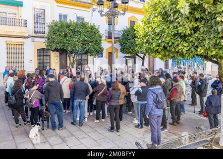 Huelva, Spanien - 4. Dezember 2022: Eine Touristengruppe, die eine geführte kulturelle Besichtigung des Dorfes Beas und der umliegenden Fabriken und Industrie beginnt Stockfoto