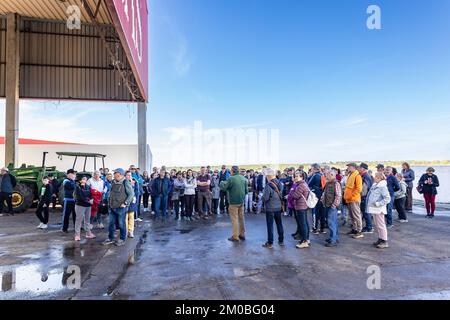 Huelva, Spanien - 4. Dezember 2022: Eine Gruppe von Personen, die eine moderne Olivenölmühle besuchen Olivenölfabrik Olibeas extra im Dorf B. Stockfoto