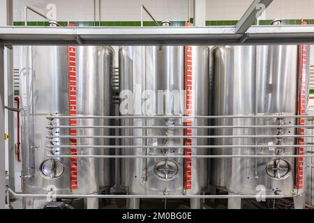 Huelva, Spanien - 4. Dezember 2022: Tanks mit erzeugtem Öl in einer Olivenölmühle Olivenölfabrik Olibeas extra im Dorf Stockfoto