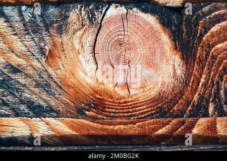 Schnitt eines alten Brettes mit einem Muster Stockfoto