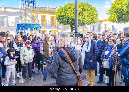 Huelva, Spanien - 4. Dezember 2022: Eine Touristengruppe, die eine geführte kulturelle Besichtigung des Dorfes Beas und der umliegenden Fabriken und Industrie beginnt Stockfoto