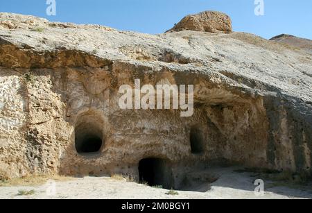 Takht-e Rostam (Takht-e Rustam) ist ein Stupa-Kloster im Norden Afghanistans. Eintritt zum Höhlenkloster mit Zimmern im Inneren. Stockfoto