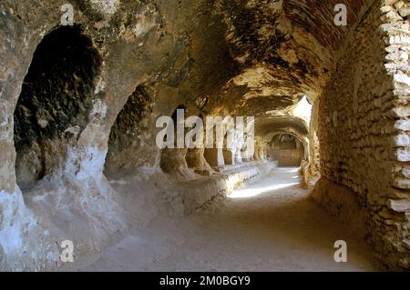 Takht-e Rostam (Takht-e Rustam) ist ein Stupa-Kloster im Norden Afghanistans. Im Inneren des Höhlenklosters, das das Höhlensystem zeigt. Stockfoto