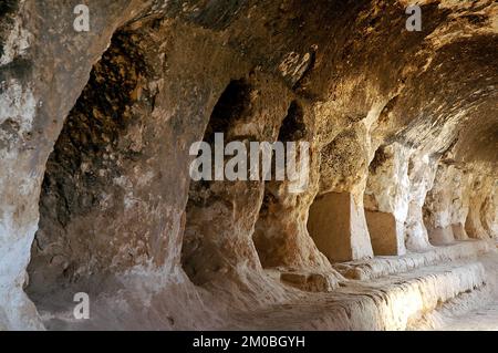 Takht-e Rostam (Takht-e Rustam) ist ein Stupa-Kloster im Norden Afghanistans. Im Inneren des Höhlenklosters, das das Höhlensystem zeigt. Stockfoto