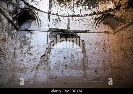 Takht-e Rostam (Takht-e Rustam) ist ein Stupa-Kloster im Norden Afghanistans. Ein gewölbtes Heiligtum im Inneren des Höhlenklosters. Stockfoto