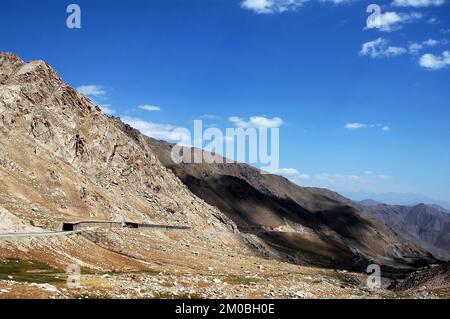 Der Salang-Pass südlich des Salang-Tunnels in der Provinz Parwan, Afghanistan. Diese Straße verbindet den Verkehr von Nord-Afghanistan mit Kabul. Stockfoto