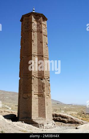 Eines der beiden alten Minarette in Ghazni in Afghanistan. Die Ghazni-Minarette sind aufwendig mit geometrischen Mustern dekoriert. Stockfoto