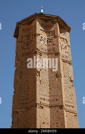 Detail eines der Minarette in Ghazni in Afghanistan. Die Ghazni-Minarette sind aufwendig mit geometrischen Mustern dekoriert. Stockfoto