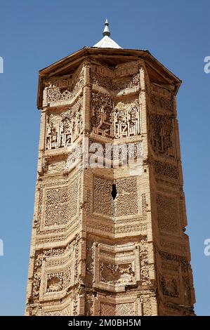 Detail eines der Minarette in Ghazni in Afghanistan. Die Ghazni-Minarette sind aufwendig mit geometrischen Mustern dekoriert. Stockfoto