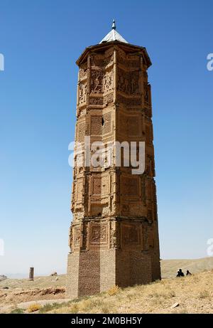 Die beiden alten Minarette in Ghazni in Afghanistan. Die Ghazni-Minarette sind aufwendig mit geometrischen Mustern dekoriert. Stockfoto