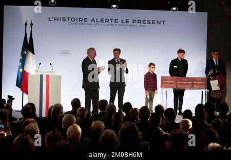 Der französische Präsident Emmanuel Macron hält am 5. Dezember 2022 eine Rede mit Präsident Alain Chouraqui auf der Gedenkstätte des Camp des Milles in Aix-en-Provence im Südosten Frankreichs. Foto: Patrick Aventurier/ABACAPRESS.COM Stockfoto