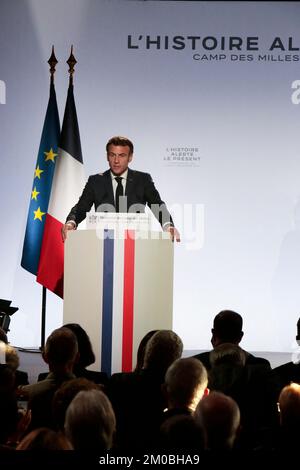 Der französische Präsident Emmanuel Macron hält am 5. Dezember 2022 eine Rede mit Präsident Alain Chouraqui auf der Gedenkstätte des Camp des Milles in Aix-en-Provence im Südosten Frankreichs. Foto: Patrick Aventurier/ABACAPRESS.COM Stockfoto