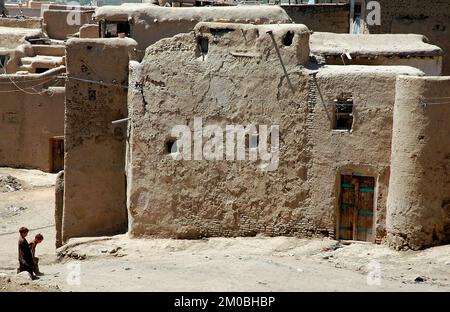 Ghazni/Afghanistan: Zwei afghanische Jungen stehen auf der Straße vor einem Haus in Ghazni, Afghanistan. Stockfoto