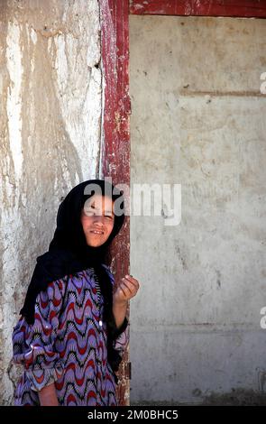 Ghazni/Afghanistan: Ein lokales afghanisches Mädchen in der Altstadt von Ghazni in Zentralafghanistan. Das Mädchen trägt traditionelle Kleidung. Stockfoto