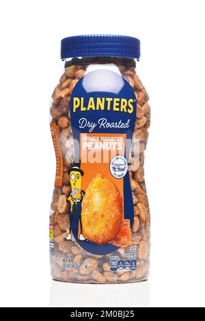 IRVINE, KALIFORNIEN - 4. DEZEMBER 2022: Eine Plastikflasche Planters Dry Roasted Honey Roasted Peanuts. Stockfoto