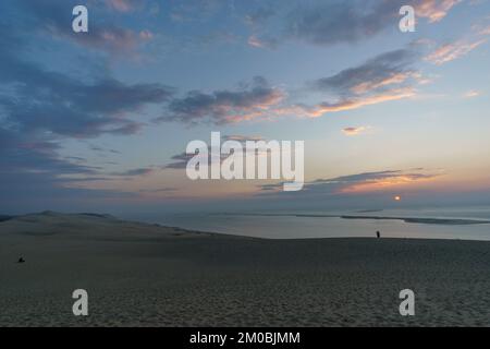 Sonnenuntergang mit Blick auf das Meer auf einer riesigen natürlichen Sandformation auf der Dune du Pilat, Arcachon, Nouvelle-Aquitaine, Frankreich Stockfoto