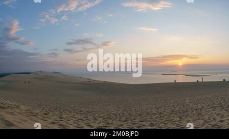 Sonnenuntergang mit Blick auf das Meer auf einer riesigen natürlichen Sandformation auf der Dune du Pilat, Arcachon, Nouvelle-Aquitaine, Frankreich Stockfoto