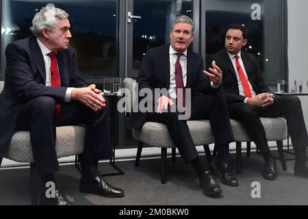 Edinburgh Scotland, Vereinigtes Königreich, 05. Dezember 2022. Der ehemalige Labour-Premierminister Gordon Brown, Labour-Führer Sir Keir Starmer und schottischer Labour-Führer Anas Sarwar im Apex Hotel in the Grassmarket präsentieren Pläne, wie eine britische Labour-Regierung die Macht im gesamten Vereinigten Königreich umverteilen würde. Live-Nachrichten von sst/alamy Stockfoto